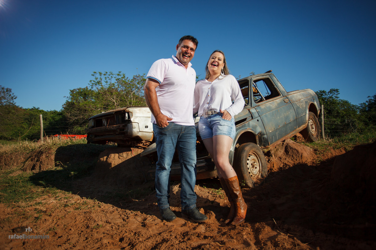 carro velho para fotografar, foto de pessoas bonitas com objetos velhos ao fundo- cidade Iporã-Umuarama-Cianorte-Maringa-Londrina-Curitiba e Guaira no Paraná.
