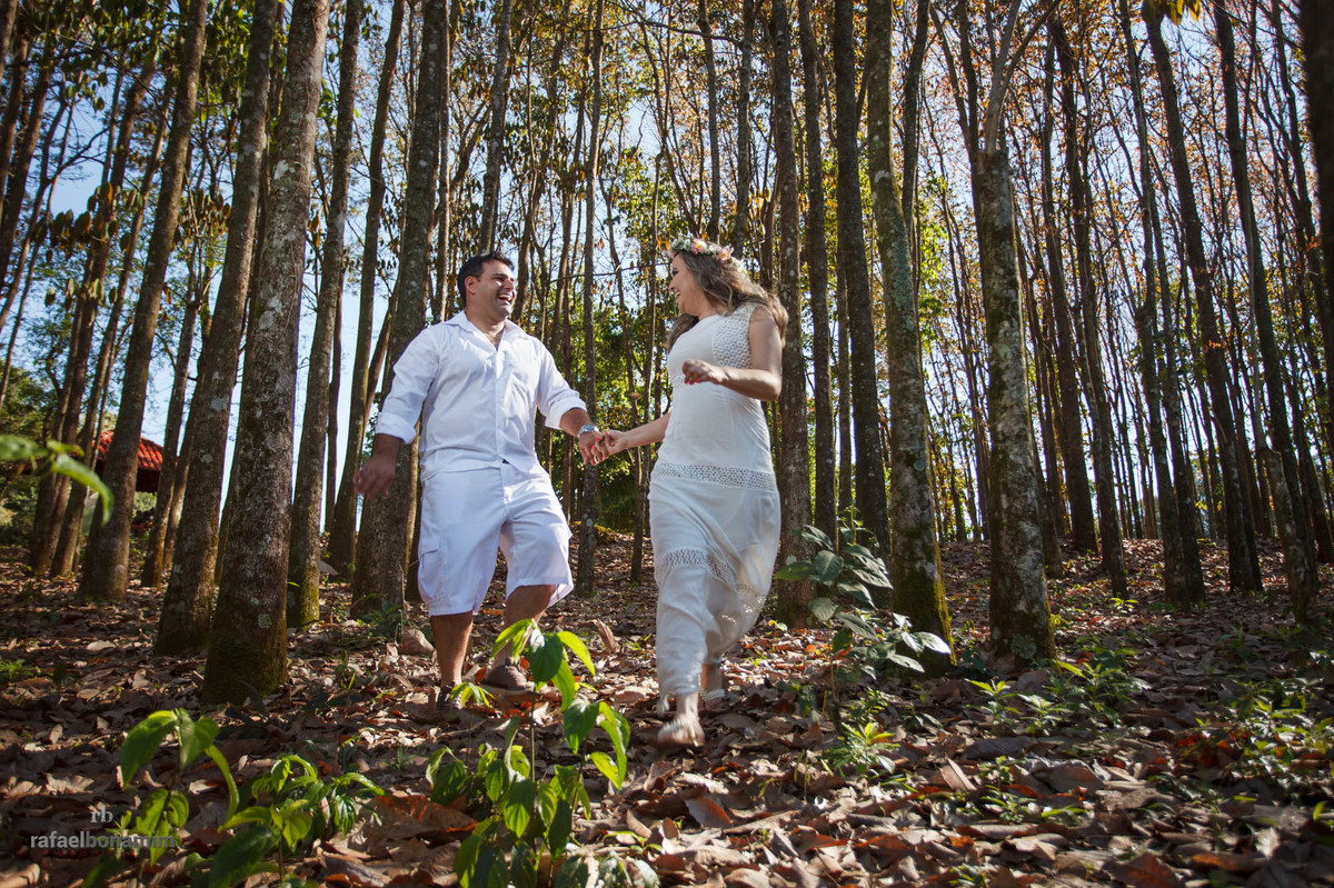 casal correndo no meio de arvores, foto expontânea de casamento e ensaio fotográfico