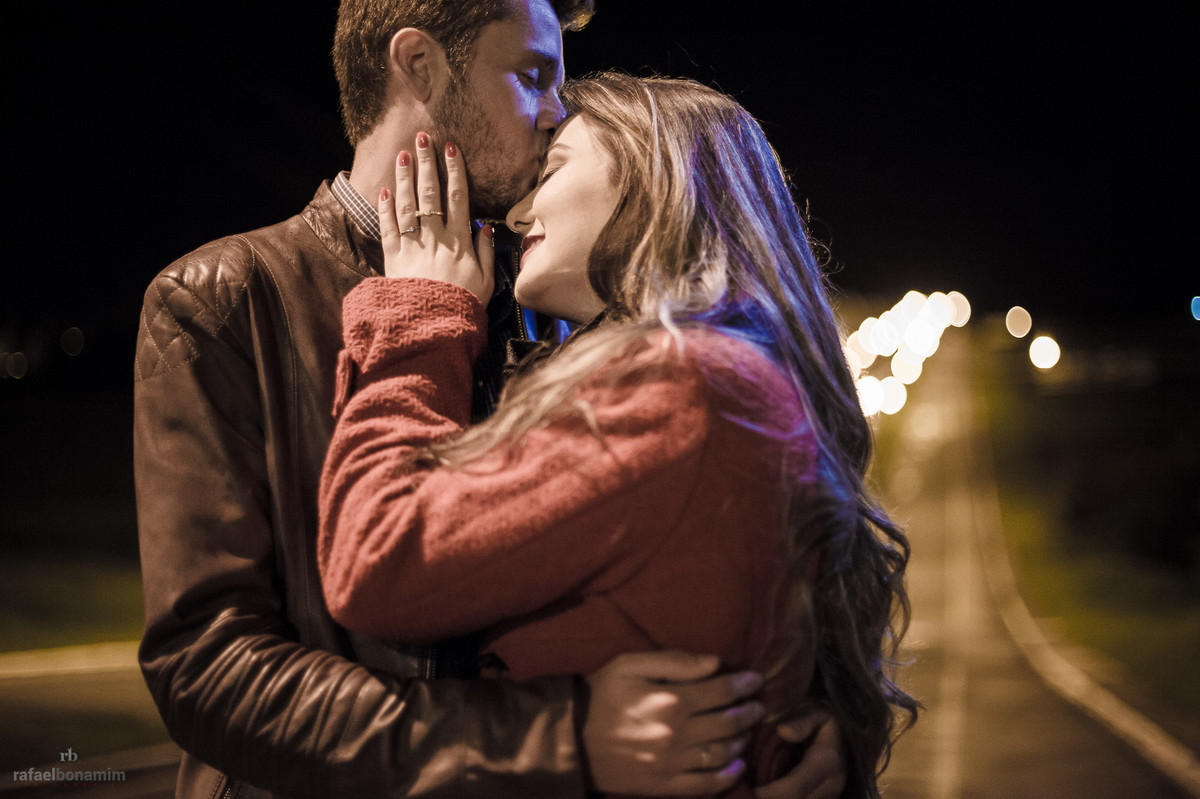 casal de noivos se beijando em uma noite fria, perfeito para fazer uma sessão pré wedding com o fotografo Rafael Bonamim na cidade de Umuarama-Pr.