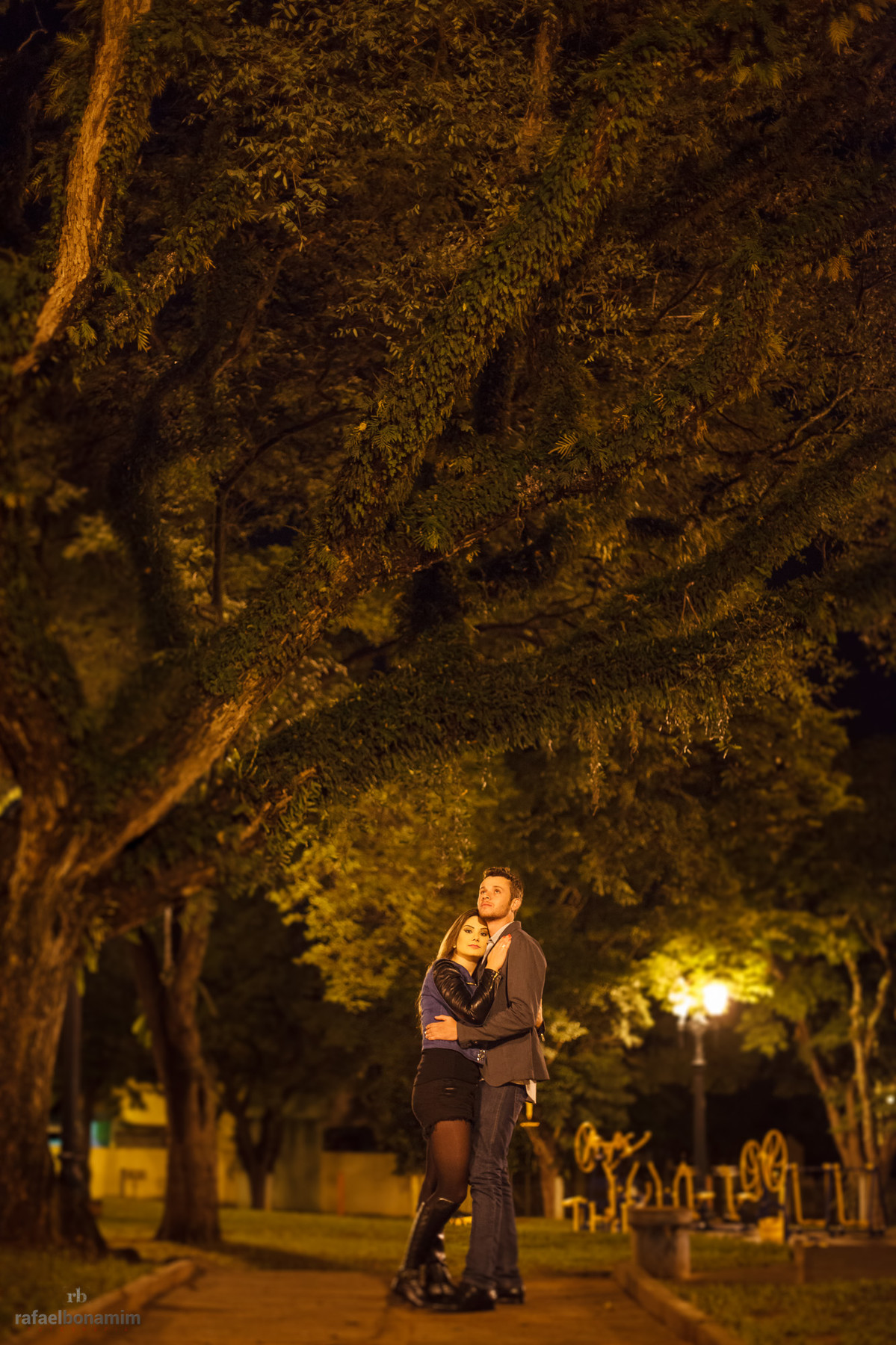 arvores sempre rende lindas fotos, ainda mais com um casal se namorando debaixo dela.