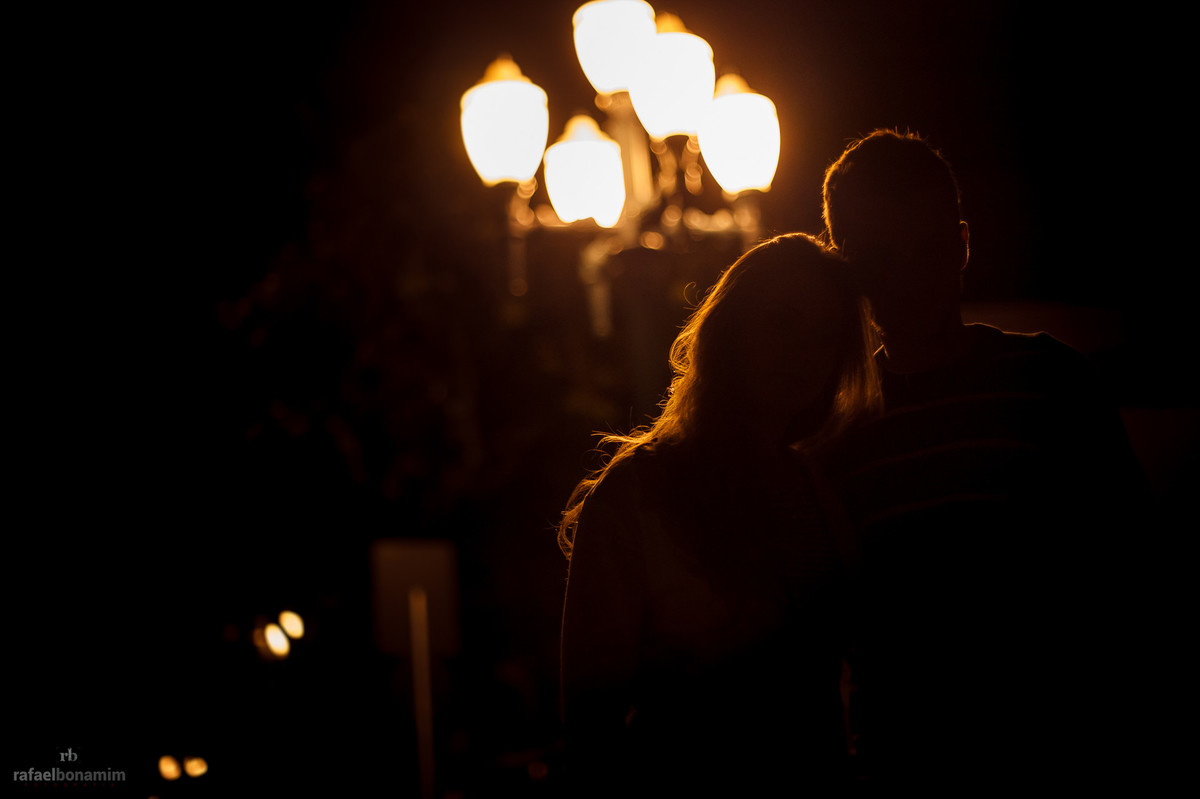 silhueta do casal em um poste antigo.
