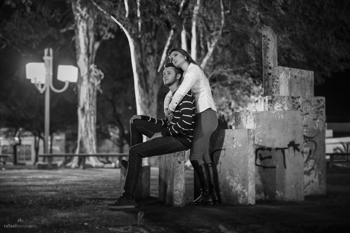 abraços em um banco gostoso de namorar, fotos e mais fotos.