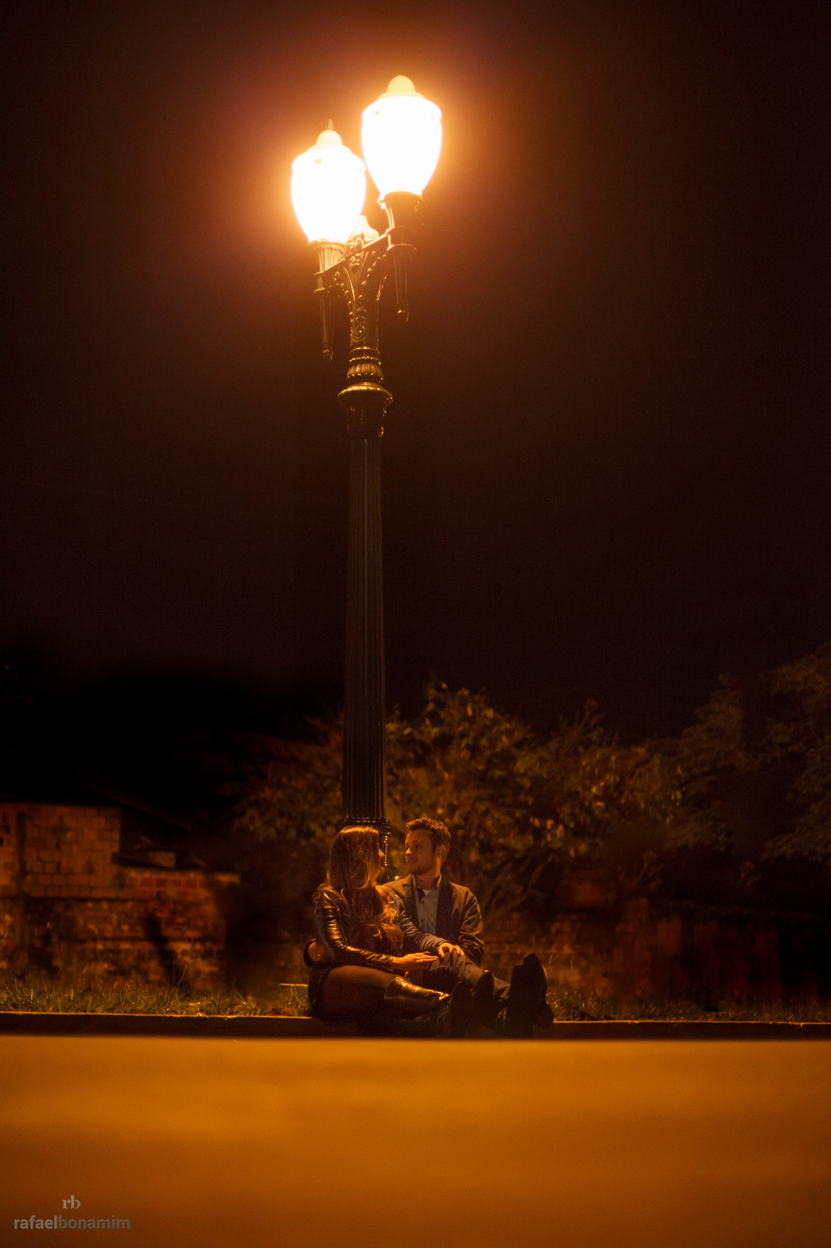 sentados e apaixonados o casal de noivos em seu ensaio.