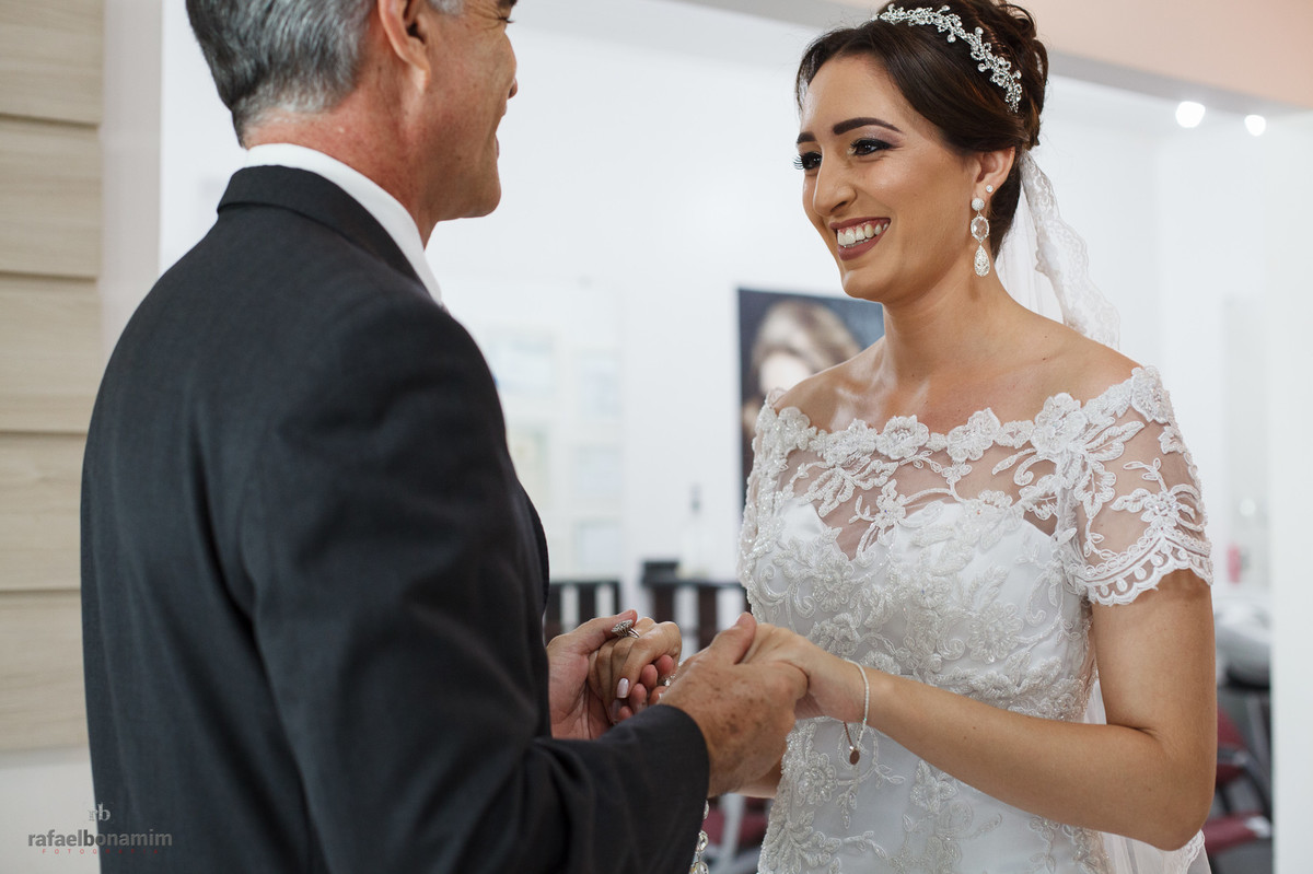 noiva sorrindo com seu pai