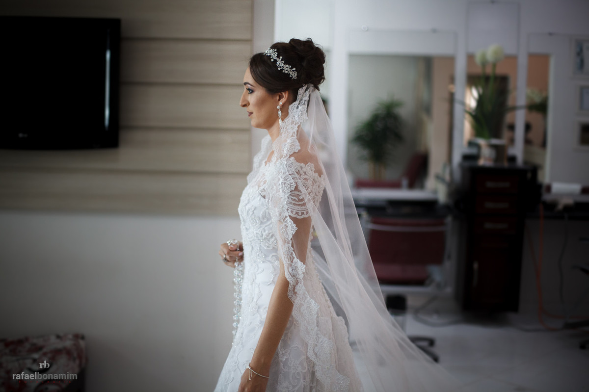 foto expontânea da noiva, ao caminhar