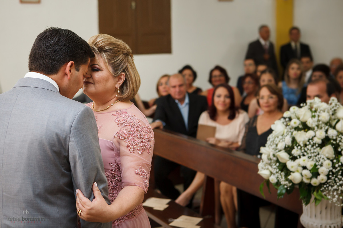 mãe entregando o noivo no altar