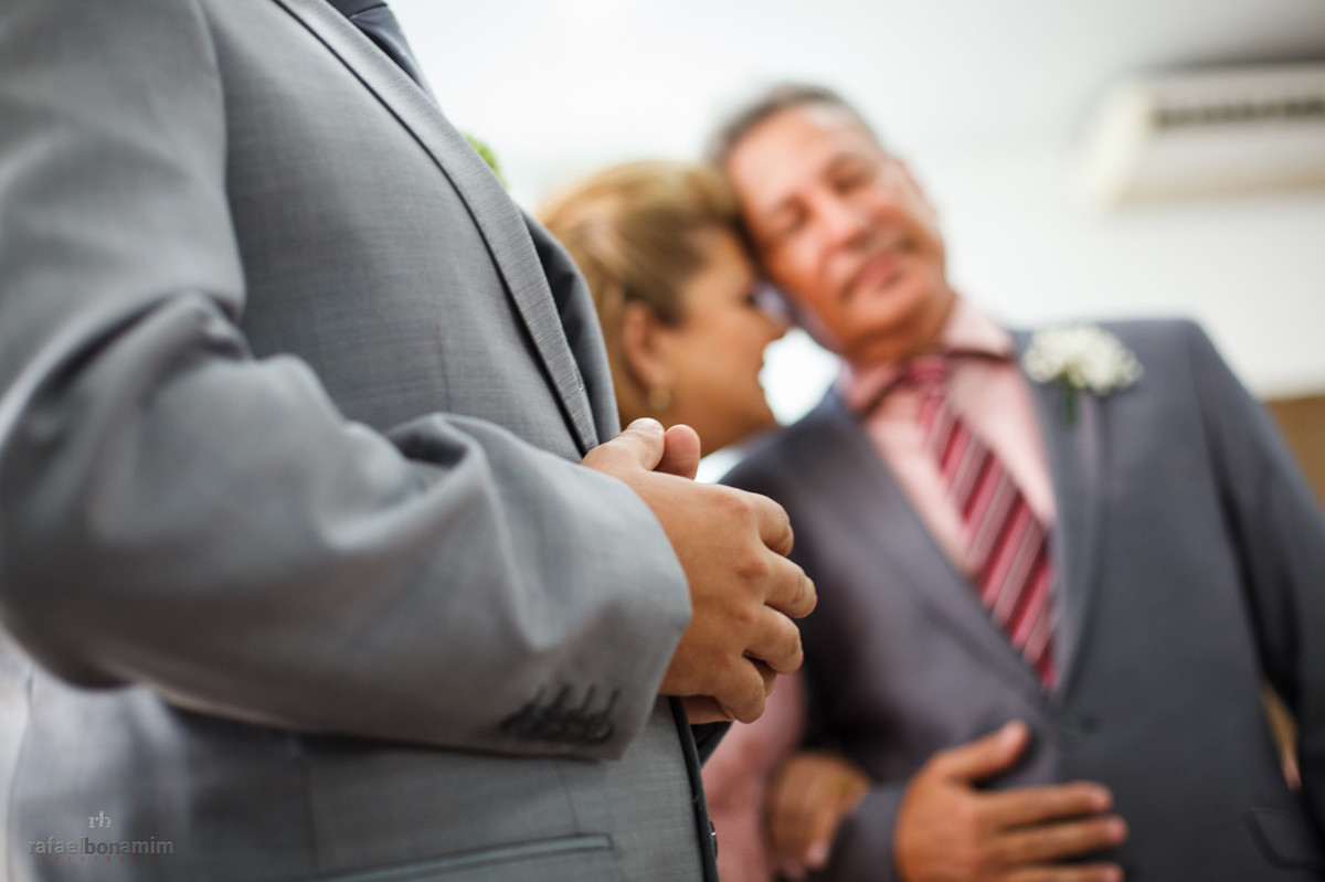 mãos do noivo, demonstrantando nervosismo