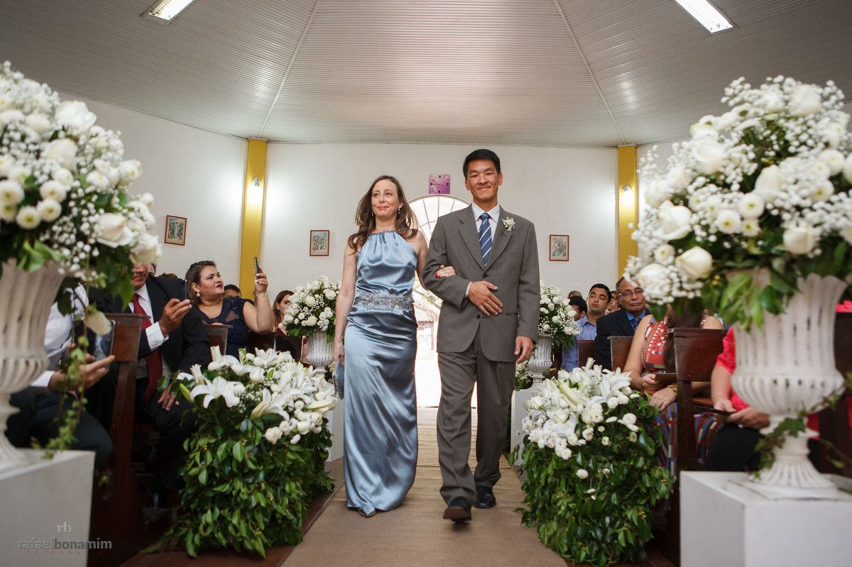 casal de padrinhos na entrada da igreja