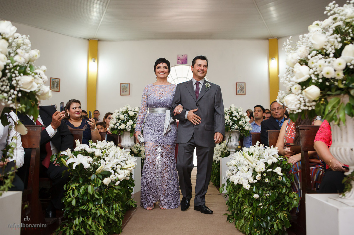 casal de padrinhos na entrada da igreja