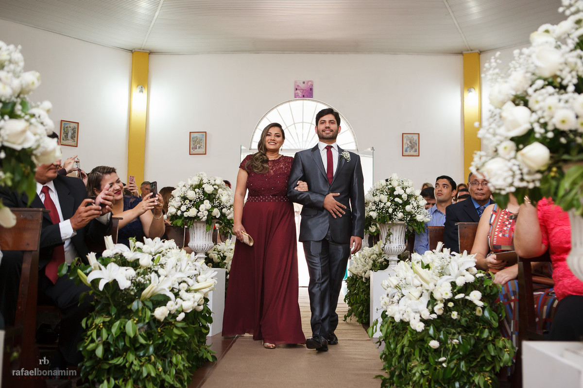 casal de padrinhos na entrada da igreja