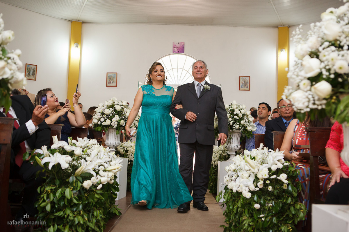 casal de padrinhos na entrada da igreja