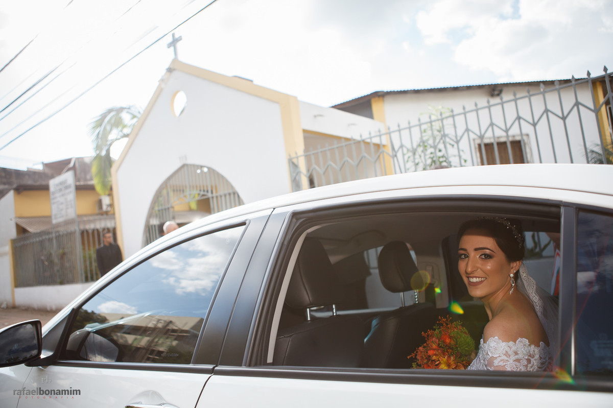 noiva esperando no carro para entrar a igreja