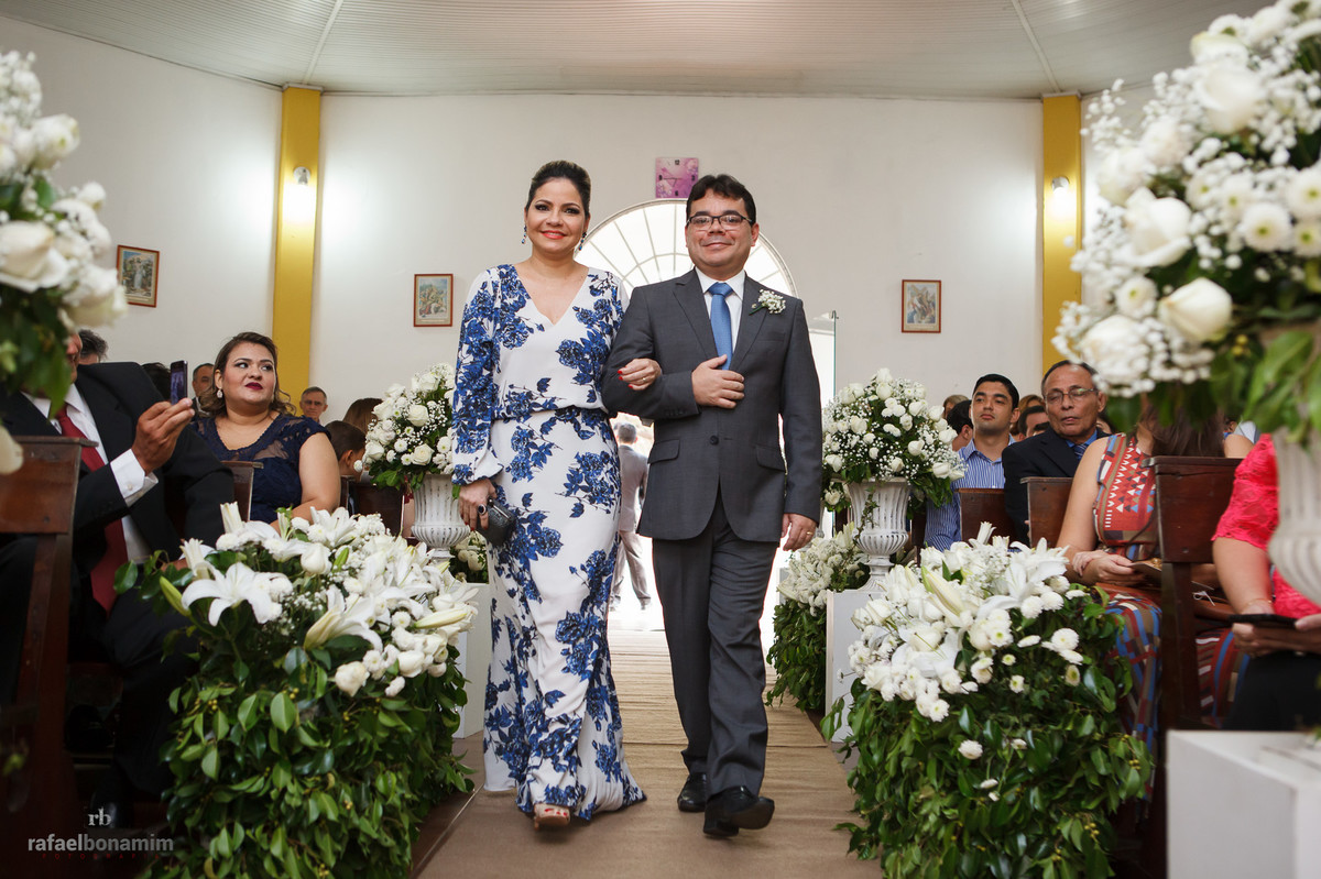 casal de padrinhos na entrada da igreja
