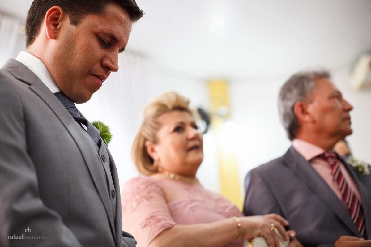 noivo nervoso na entrada da noiva