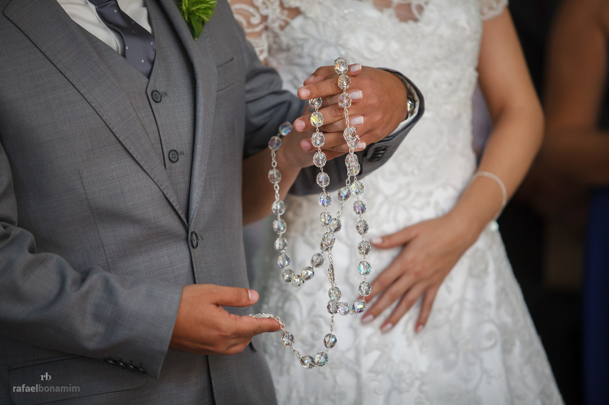 noivo dando atenção aos detalhes danoiva