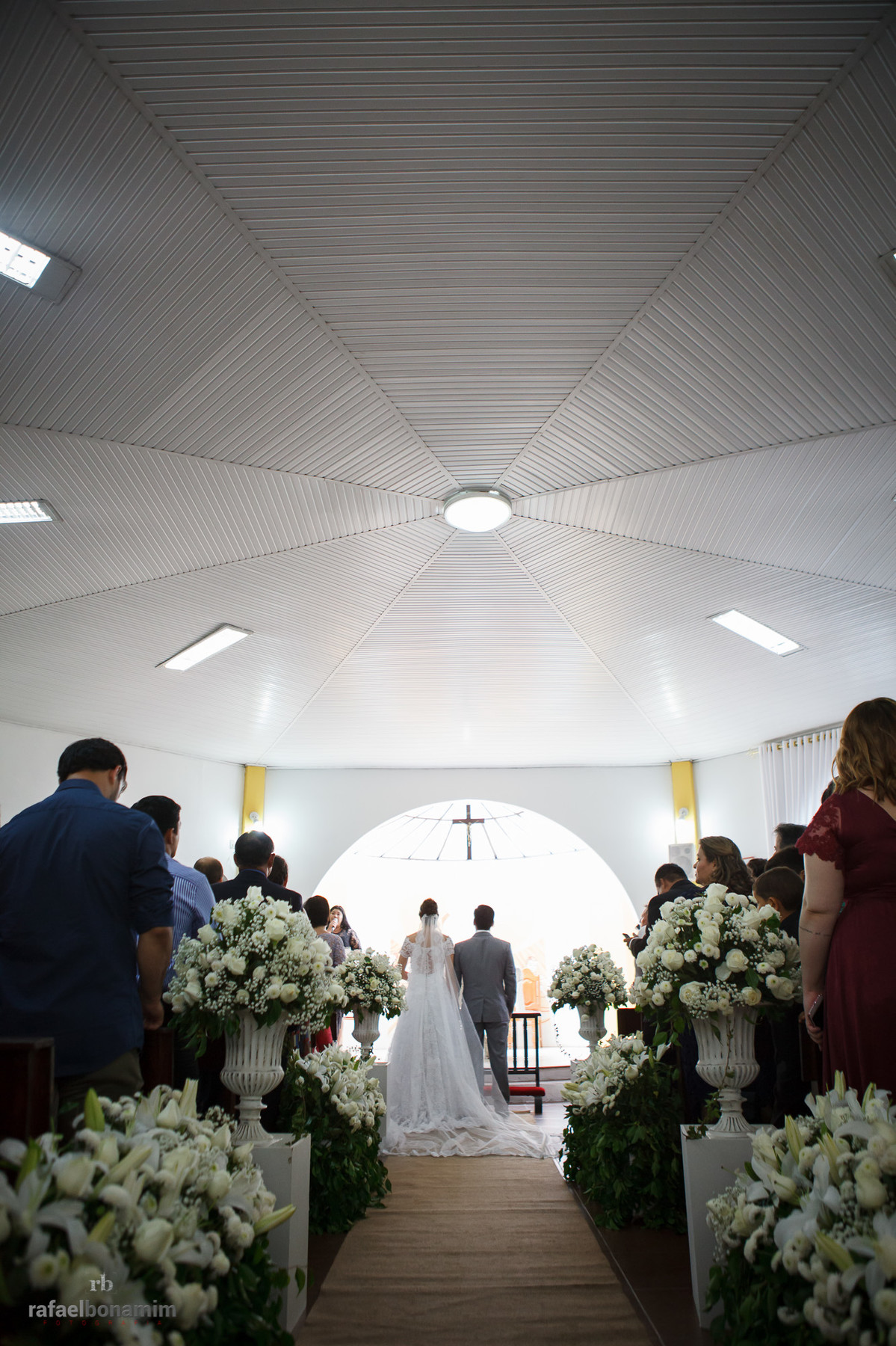 fotografia de casamento, mostrando a igrejinha linda decorada