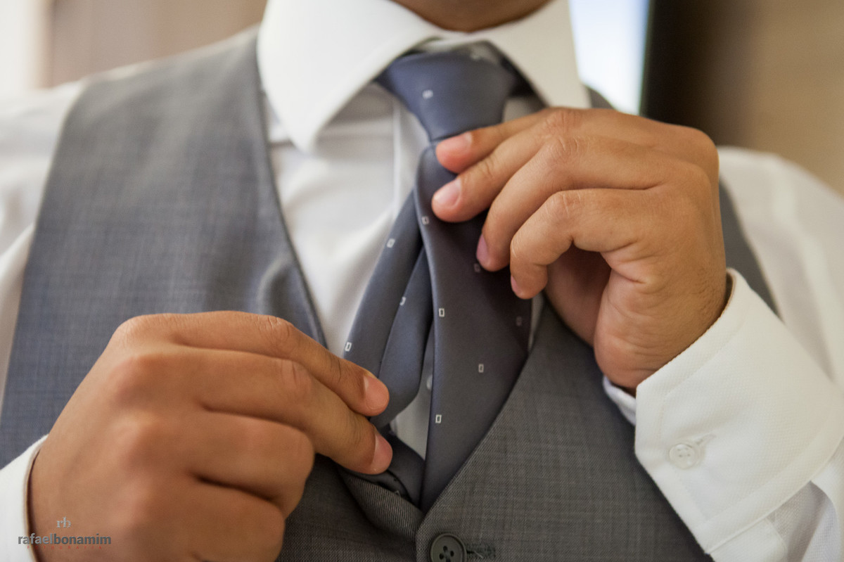 o noivo em seu making of, arrumando sua gravata