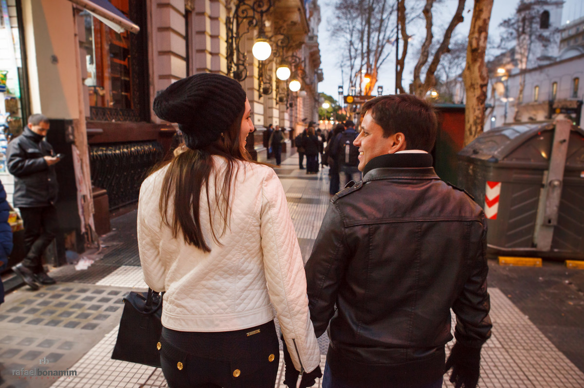 casal caminhando no centro da Argentina