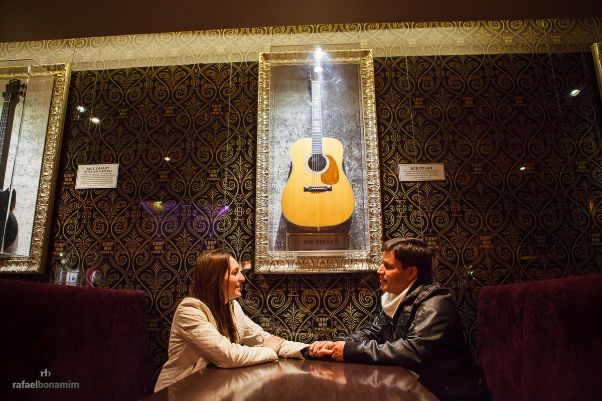 lindas guitarras ornamentam o Hard Rock Café para encartar mais ainda os casais em lua de mel