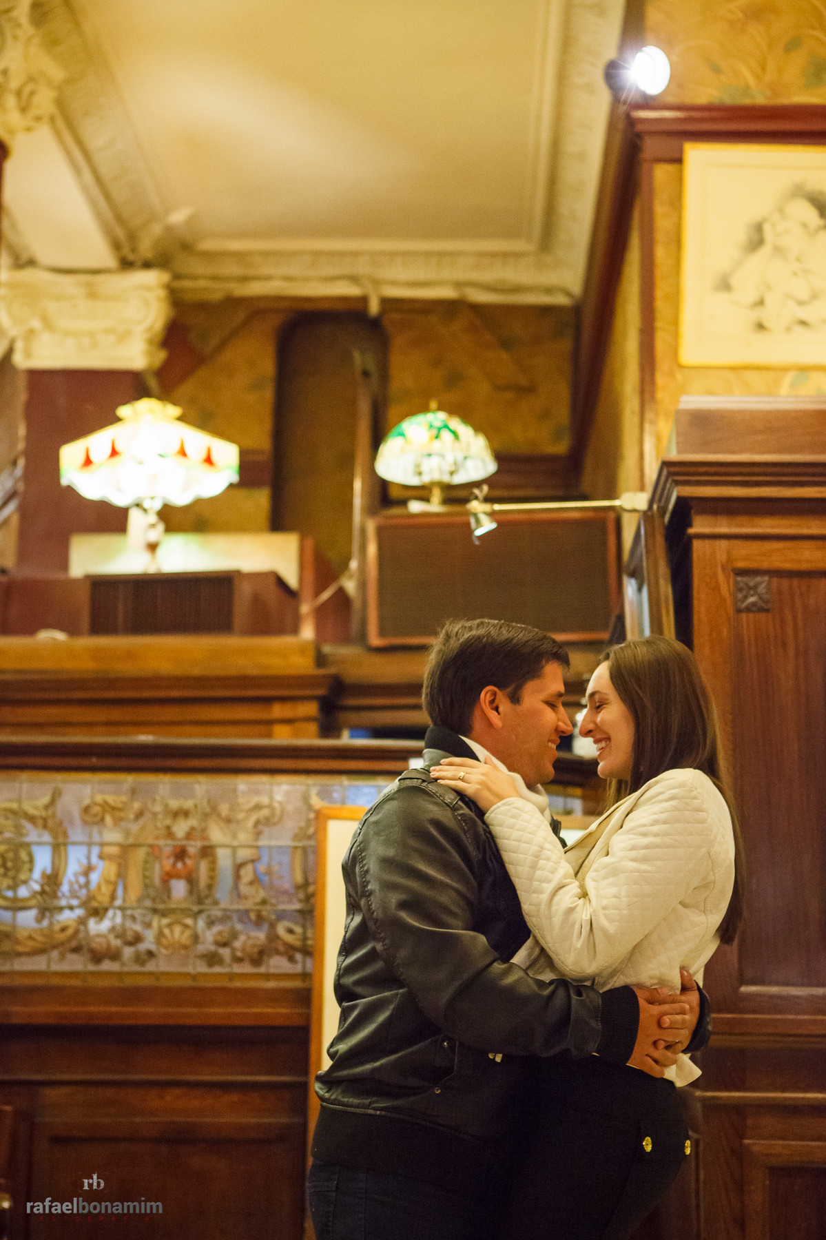 fotografia de casal, abraço para fotografia do fotografo Rafael Bonamim