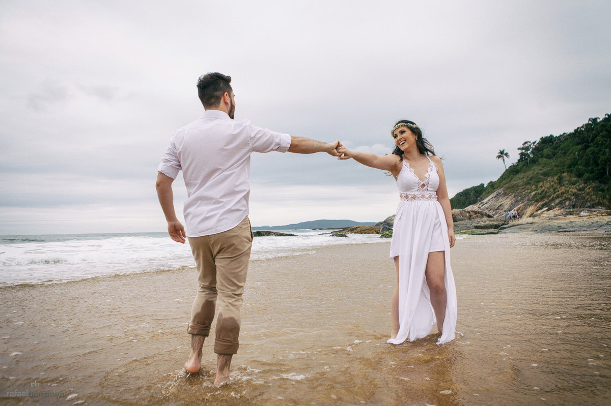 mãos dadas com amor no ensaio
