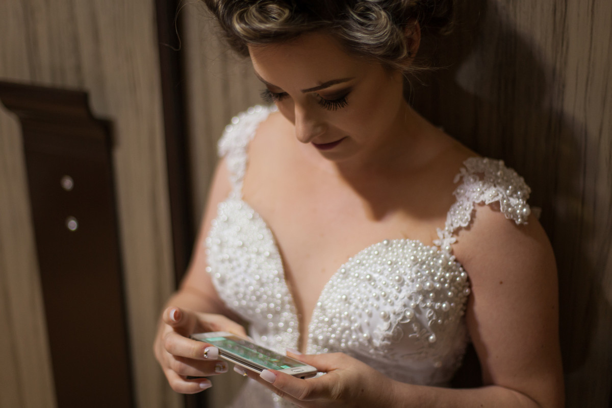como todos, a noiva tbm grudar minutos antes de casar em seu celular, acessando os grupos de washapp