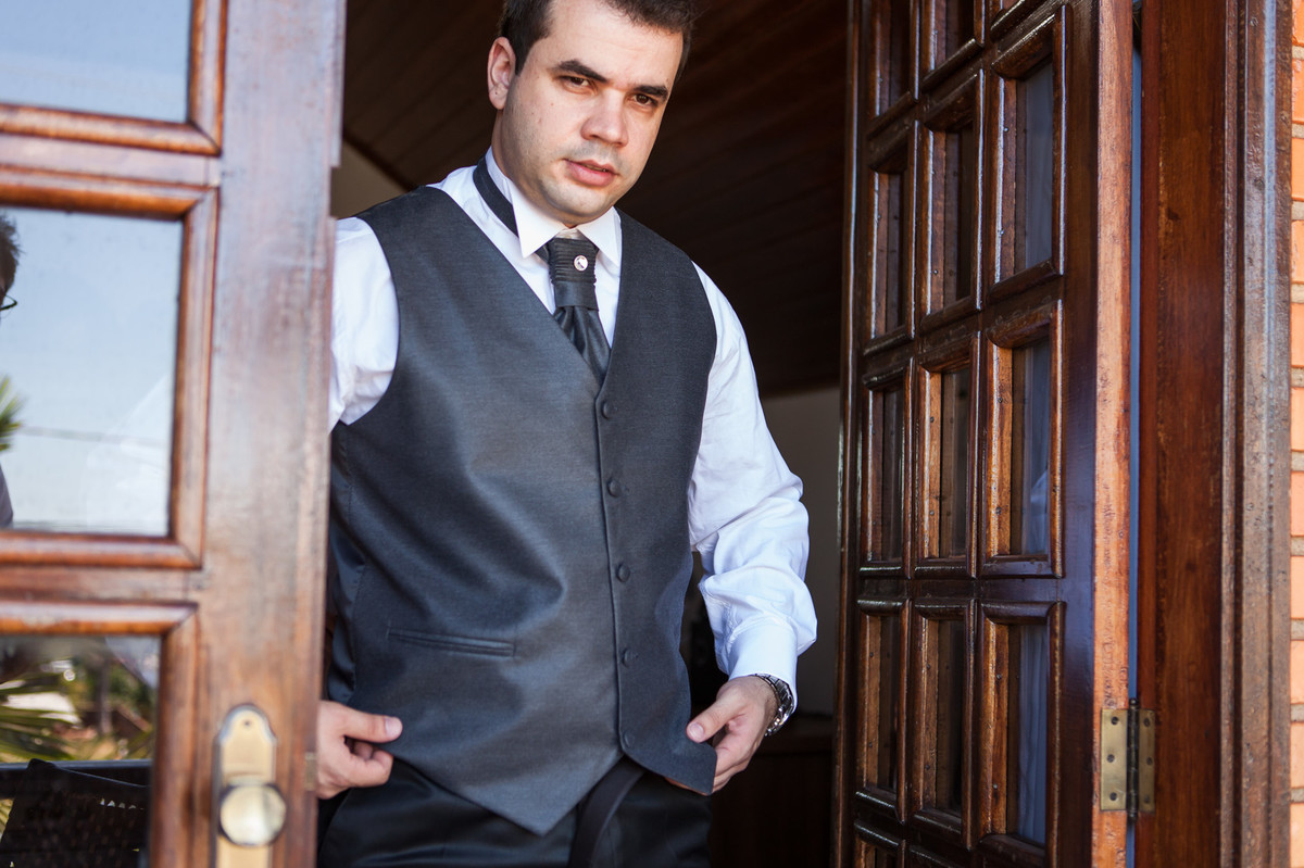 noivo quase pronto para casar