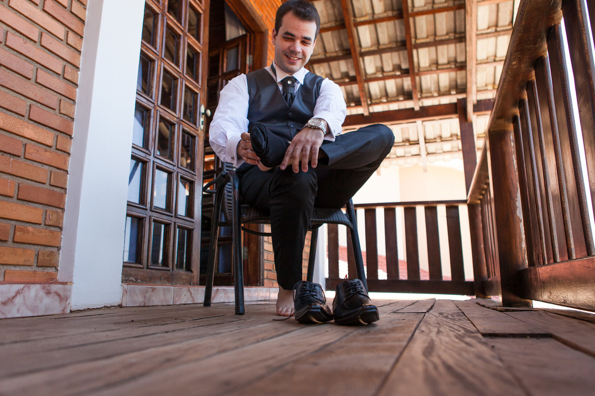 noivo marco colocando seu sapato