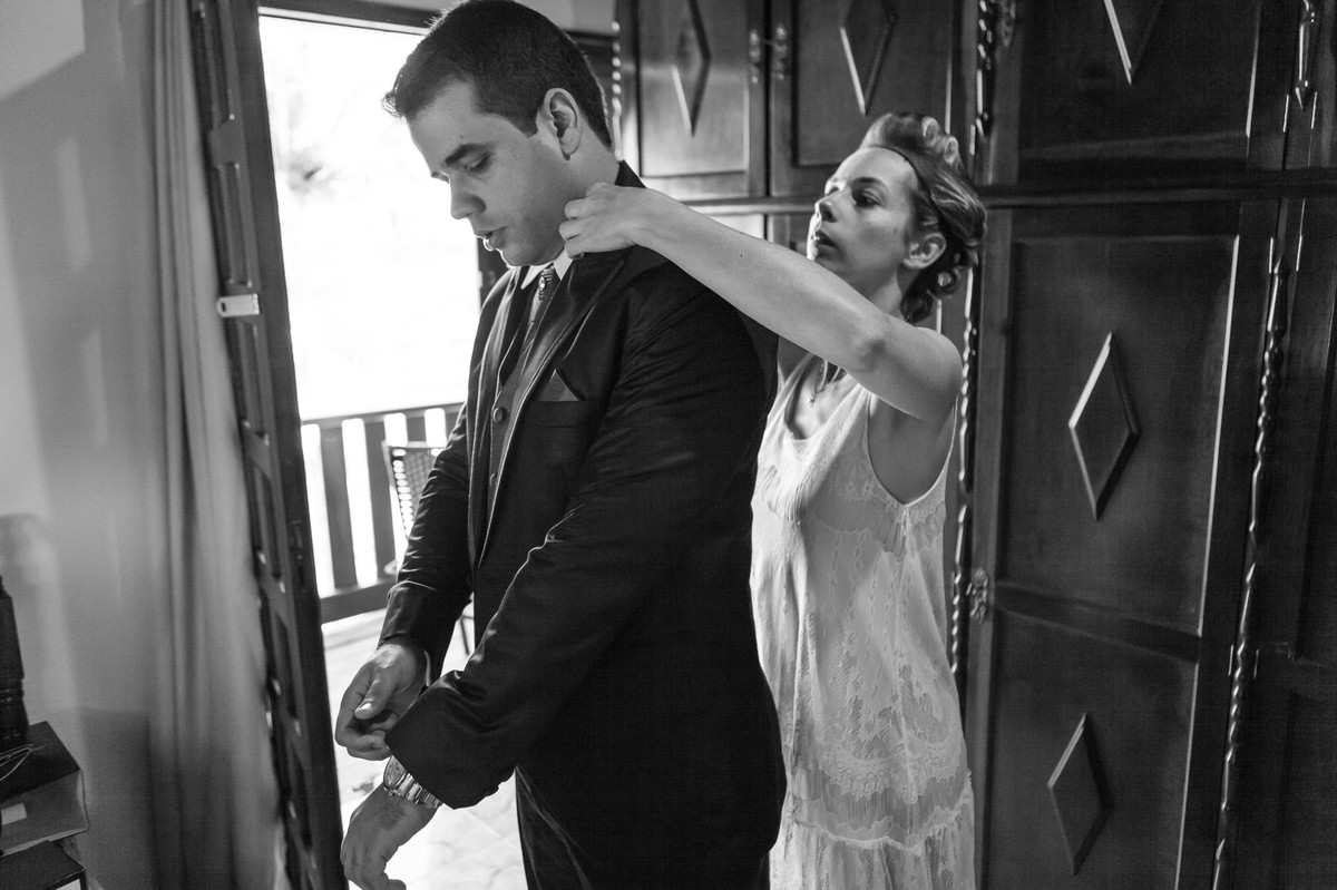 irmã do noivo arrumando ele, muita emoção