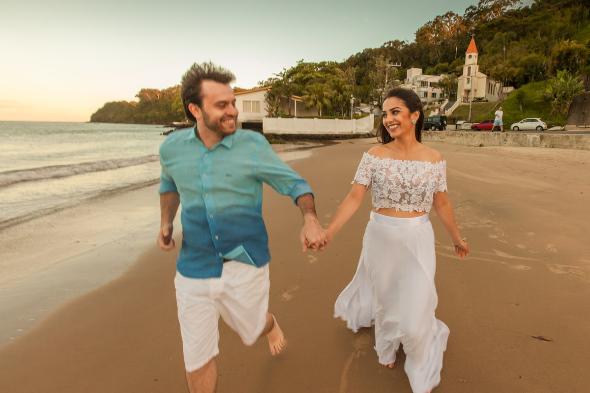 correndo na praia, ensaio fotográfico para casamento que será em abri de 2017