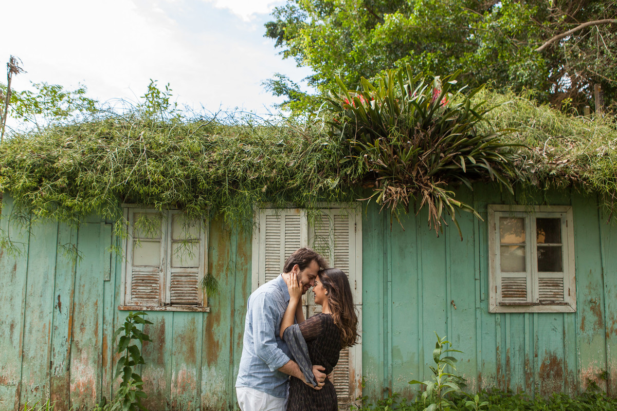 casa velha ao fundo e muito amor na foto