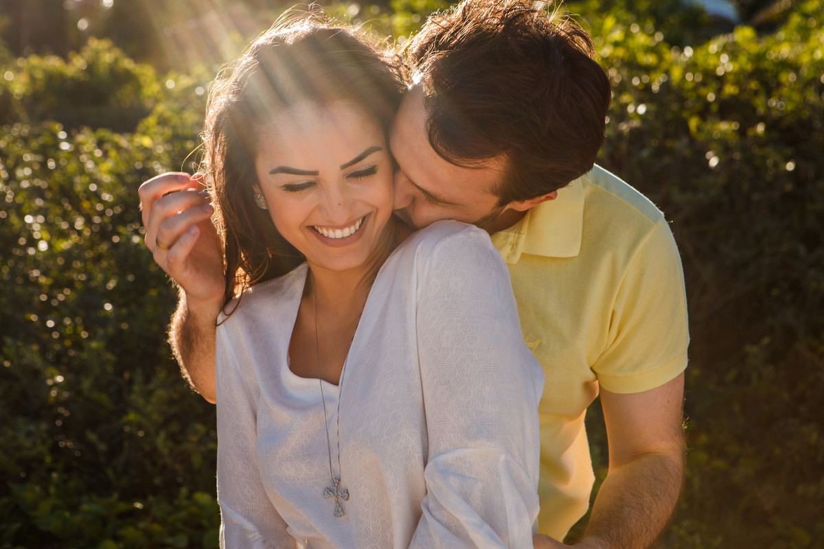 Noiva maria luiza muito feliz em seu ensaio pré casamento