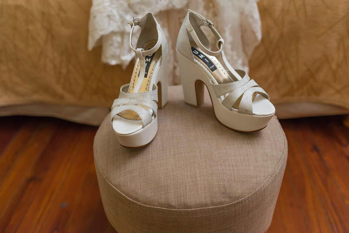 zapato de novia, zapato plateado,fotogrago para casamiento