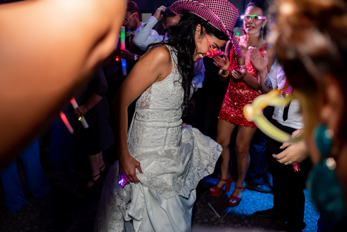 novia festejando su casamiento, bailando la novia, vestido rojo, carioca, fotogrago para casamiento en corrientes