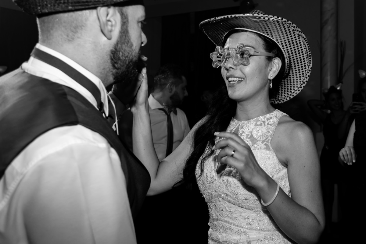 miradas de novios, novia con sombrero, 