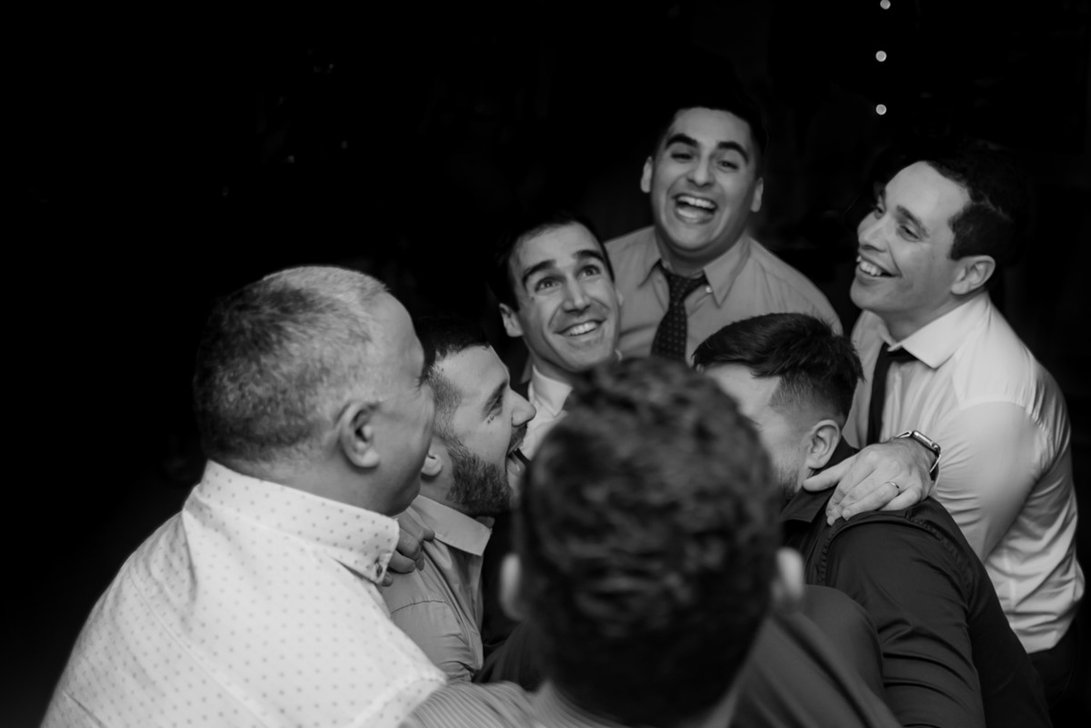 alegria contagiosa en un casamiento