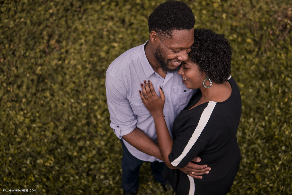 sorrisos, abraços e carinhos durante a sessão pré wedding, pré casamento, fala das imagens e Mayara de Paula Fotografia, Mogi das Cruzes, João Monlevade