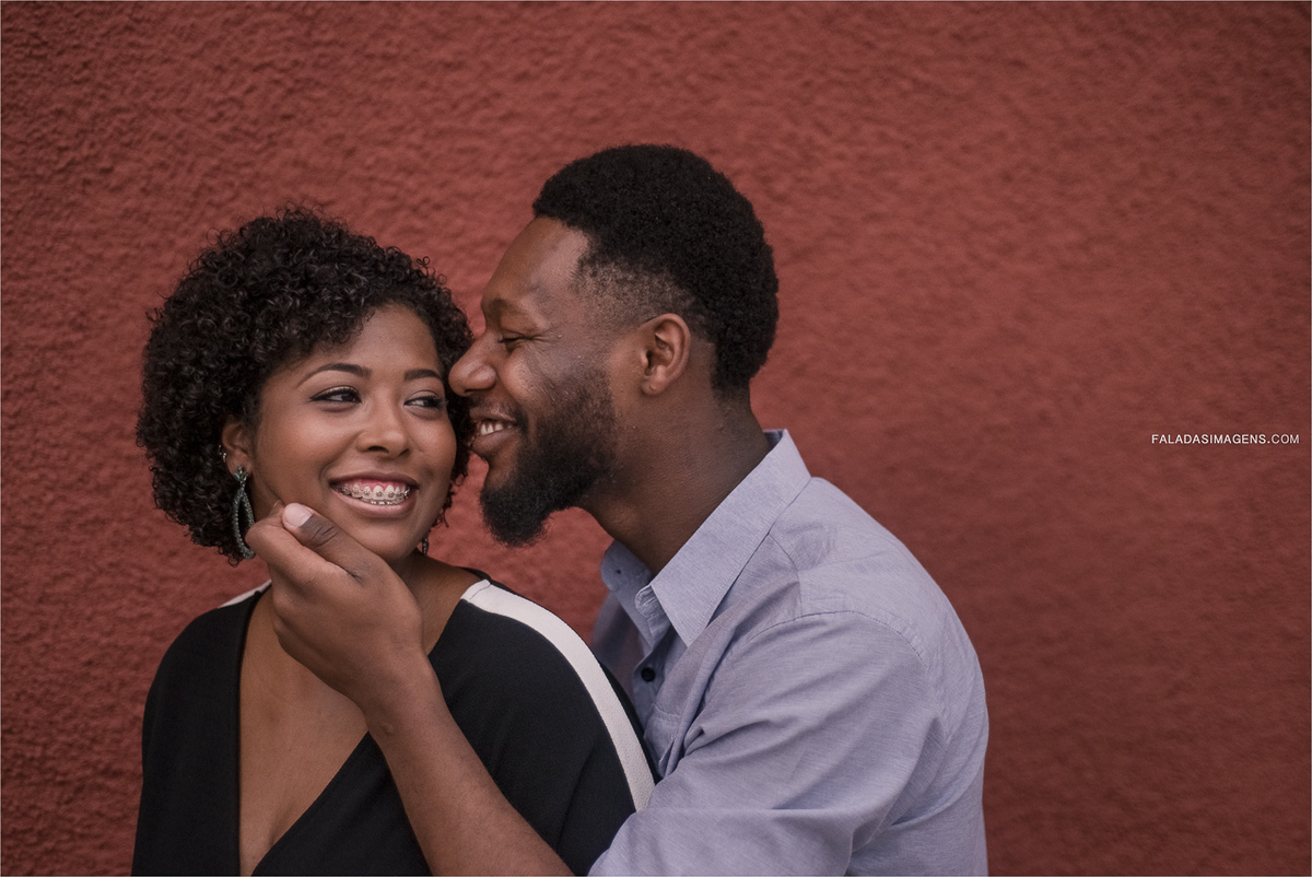 conexão casal sorrindo e se amando durante ensiao pré casamento