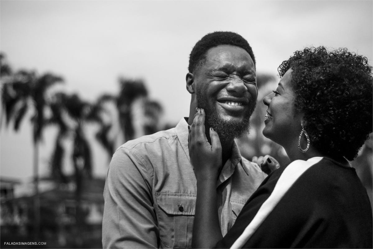 noivo feliz, sorrindo, ensaio pré casamento, casal eder e marilia na cidade de guararema