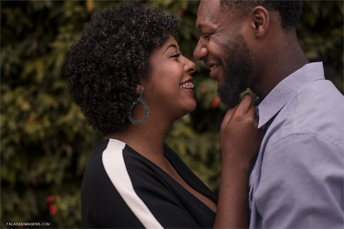 casal sorrindo durante ensaio pré casamento