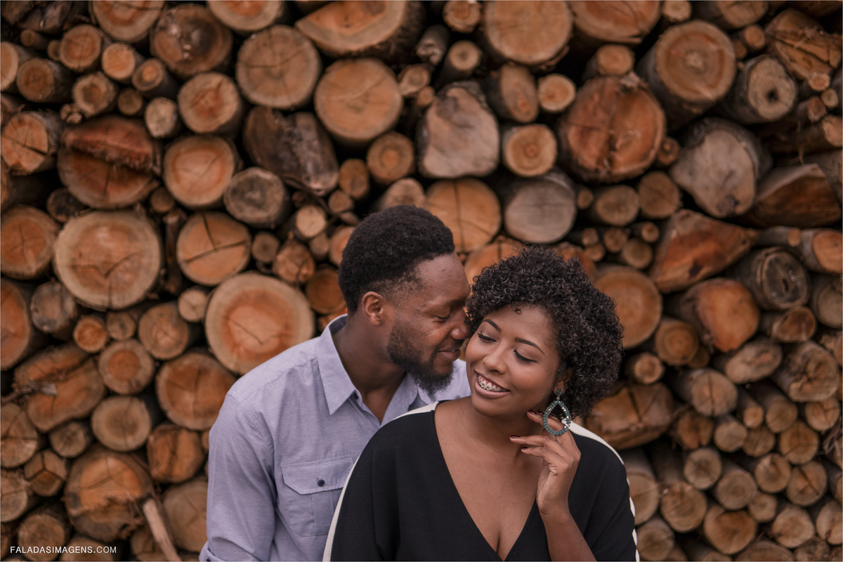 noivos ensaio na cidade de guararema, interior de são paulo, sorrindo e abraçados
