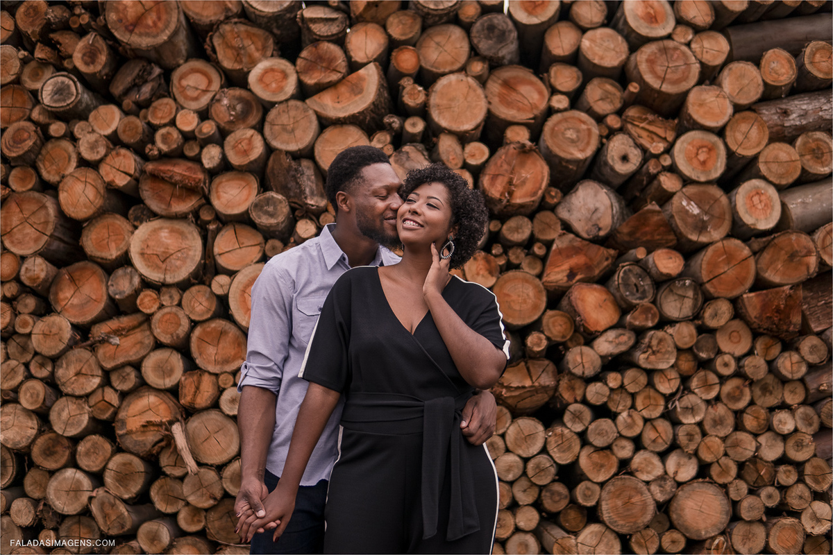 casal feliz e sorrindo durante ensaio pré casamento