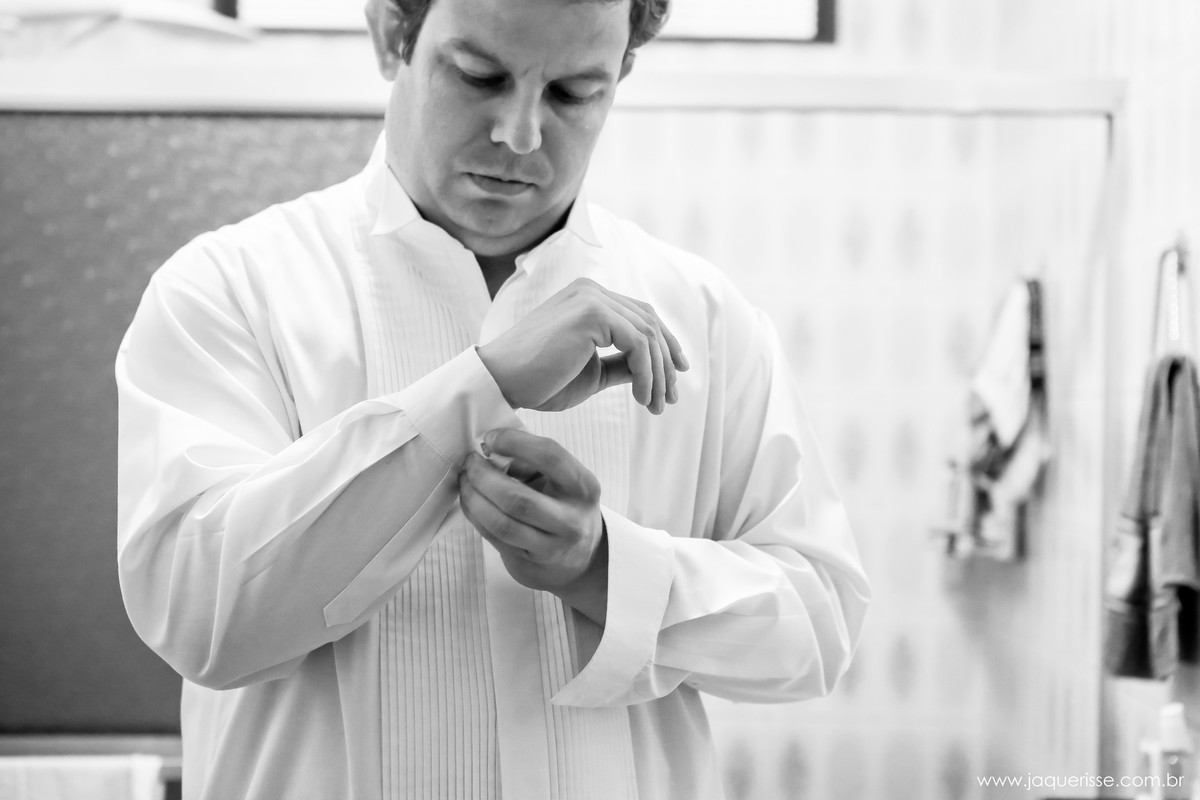 jaque risse, andre risse, estudio bebedouro, melhores fotografos, noivo abotoando a camisa