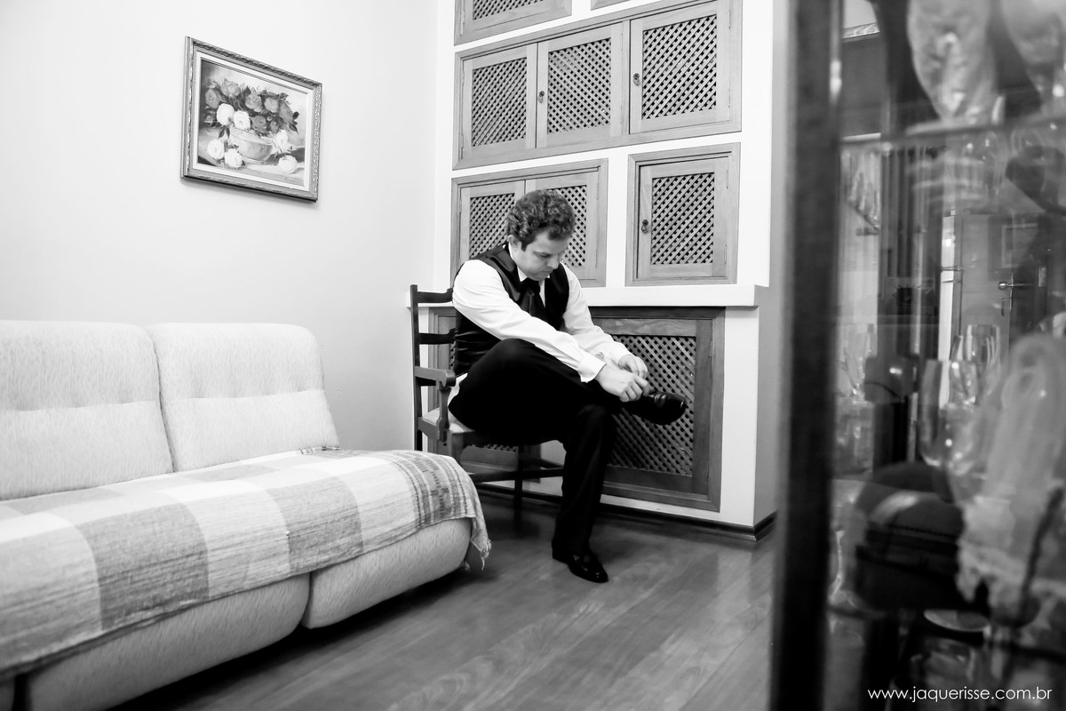 jaque risse, andre risse, estudio bebedouro, melhores fotografos, noivo colocando sapato
