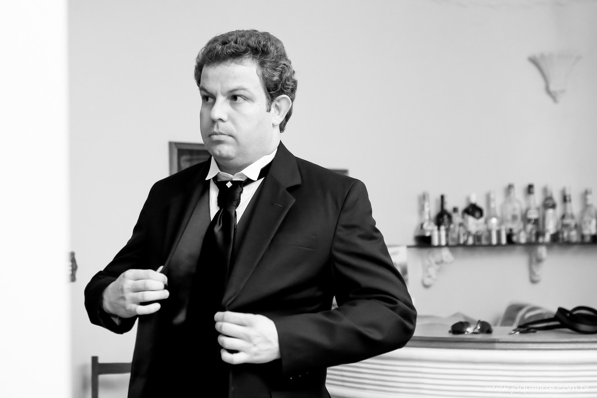 jaque risse, andre risse, estudio bebedouro, melhores fotografos, noivo colocando o terno
