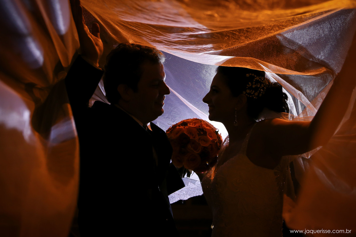 jaque risse, andre risse, estudio bebedouro, melhores fotografos, noivos em seu ensaio, ambos sorrindo