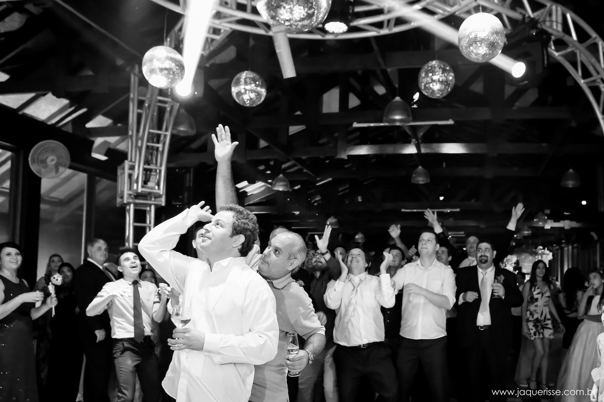 jaque risse, andre risse, estudio bebedouro, melhores fotografos, noivo jogando a caixa de bebida