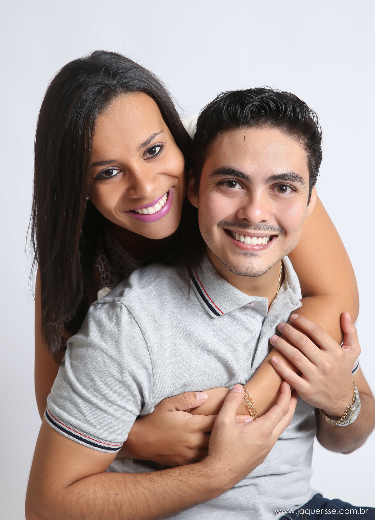 jaque risse, andre risse, estudio bebedouro, melhores fotografos, noiva abraçando seu noivo, ambos sorrindo