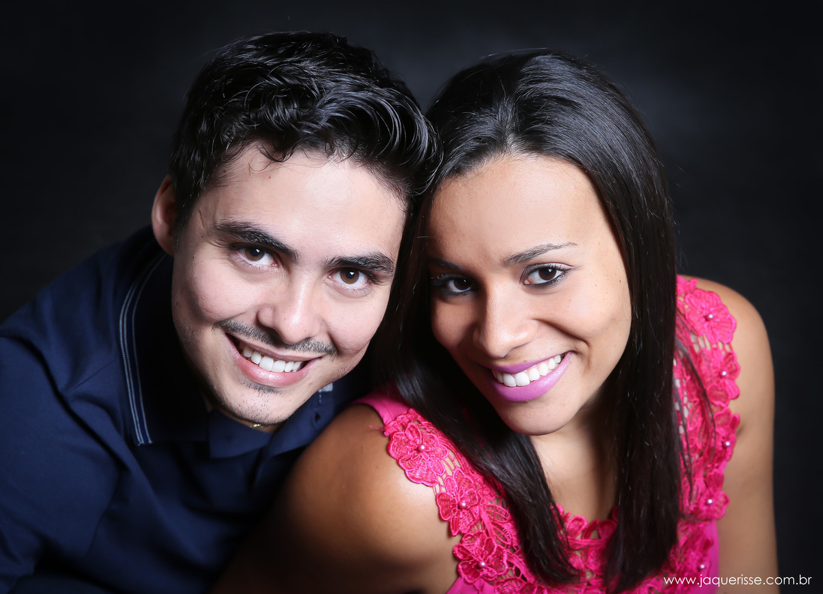 jaque risse, andre risse, estudio bebedouro, melhores fotografos, noivos sentados se abraçando