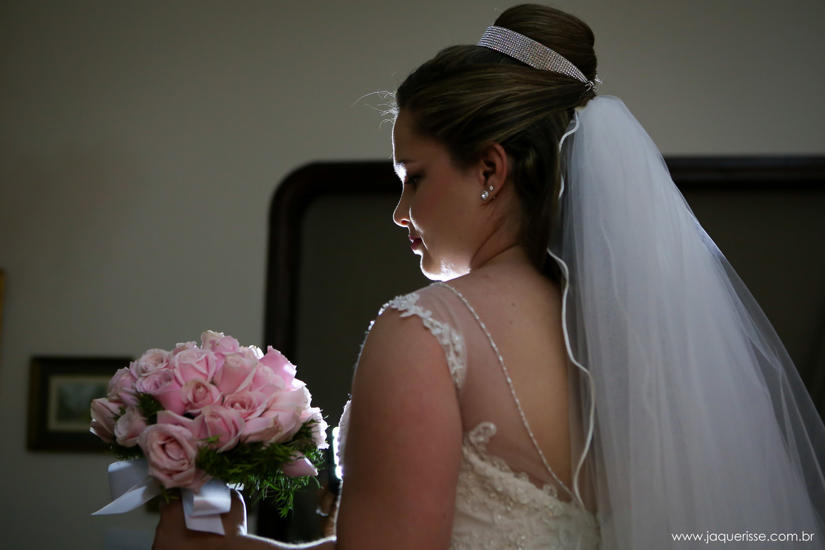 jaque risse, andre risse, estudio bebedouro, melhores fotografos, noiva com veu, vestido e olhando seu buque